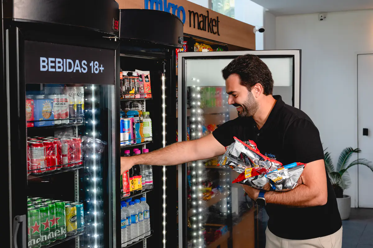 Reposição de produtos em geladeira Mikro Market